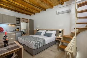 Suite (first floor) | 1 slaapkamer, geluiddichte muren, een strijkplank/strijkijzer, reisbedje