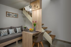 Suite (ground floor) | Coin séjour | Télévision à écran plat de 26 pouces avec chaînes par satellite