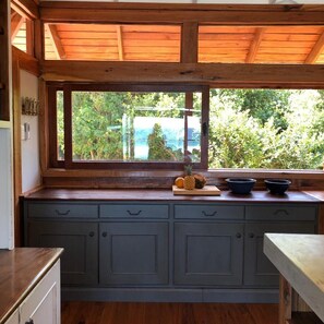 Casa Deluxe | Cocina privada | Frigorífico, microondas, horno y placa de cocina