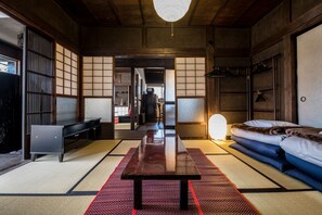 Ferienhaus, 2 Schlafzimmer (Private Vacation Home) | Schreibtisch, Bügeleisen/Bügelbrett, kostenloses WLAN