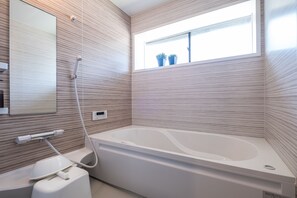 Casa, 2 habitaciones (Private Vacation Home) | Baño | Tina y regadera independientes y amenidades de baño gratuitas 