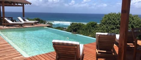 Una piscina al aire libre, cabañas de piscina gratuitas, tumbonas