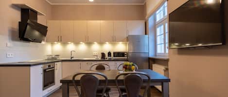 LÀgenhet Comfort (Mariacka III) | Eget pentry | Stort kylskÄp, mikrovÄgsugn, ugn och diskmaskin