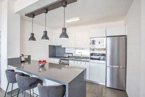 Køleskab, mikrobølgeovn, ovn, kogeplade