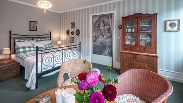 Romantisches Apartment (incl. cleaning fee) | Wohnzimmer | 42-Zoll-Flachbildfernseher mit Digitalempfang, Smart-TV, Netflix