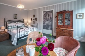 Romantic Apartment (incl. cleaning fee) | Living room | 42-inch flat-screen TV with digital channels, Smart TV, Netflix - Romantisch wohnen in Kaub am Rhein (Kaub)