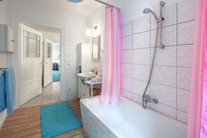 Appartement Romantique (incl. cleaning fee) | Salle de bain | Ensemble douche/baignoire, sèche-cheveux, serviettes fournies, savon