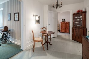 Departamento romántico (incl. cleaning fee) | Área de sala de estar | Smart TV, Netflix y servicios de streaming 