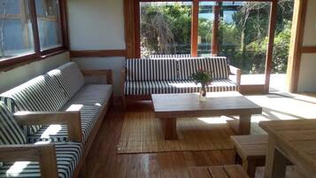 تناول الطعام داخل الغرفة