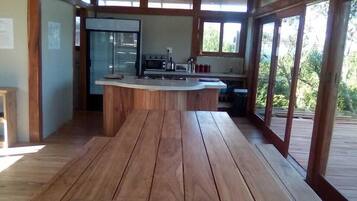 Casa Deluxe | Cocina privada | Refrigerador, microondas, horno y parrilla de estufa