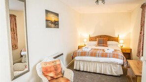 3 bedrooms, WiFi, bed sheets - Seacroft Apartment (Tenby)
