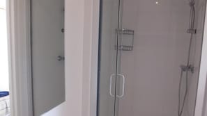 House (3 Bedrooms) | Bathroom | Shower, towels