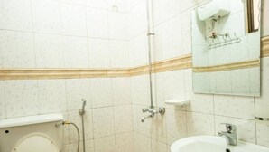 Ducha, cabezal de ducha tipo lluvia, zapatillas y toallas