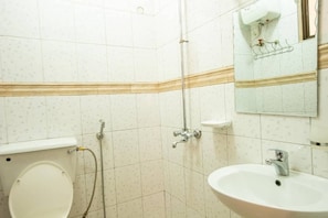 Ducha, cabezal de ducha tipo lluvia, pantuflas, toallas
