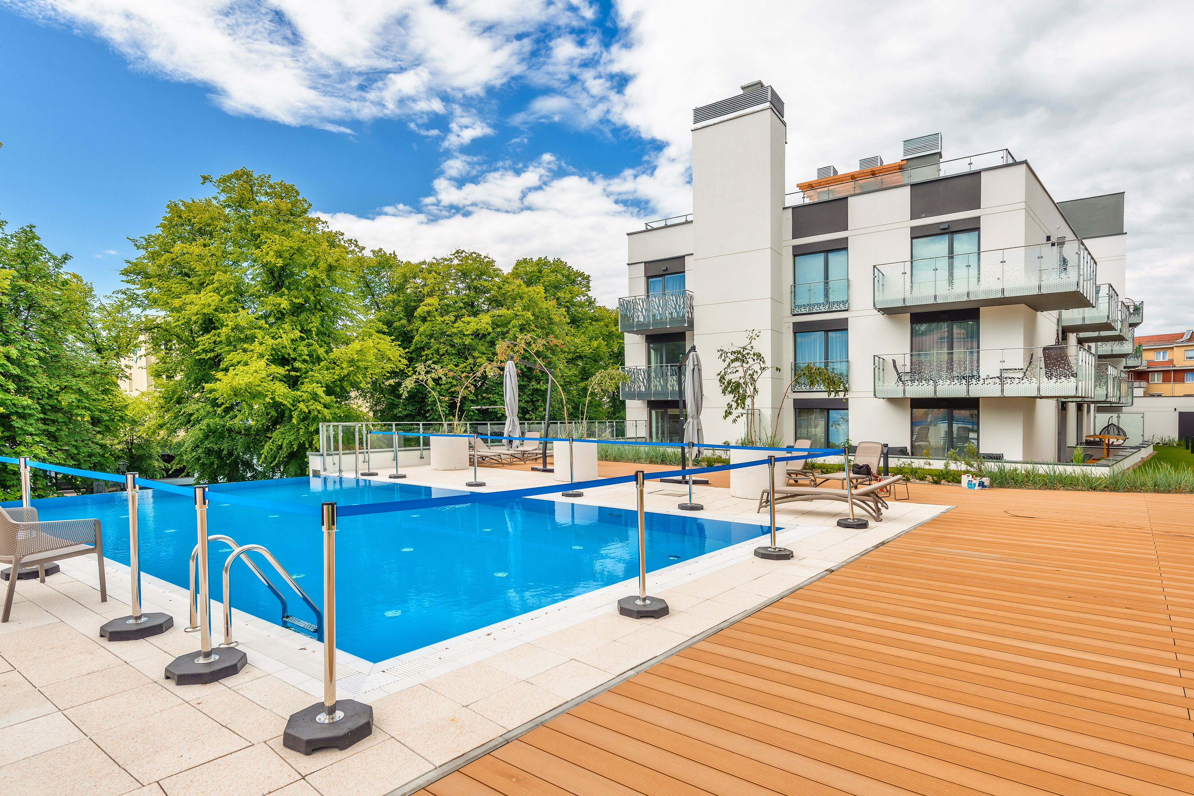 Una piscina techada, una piscina al aire libre de temporada