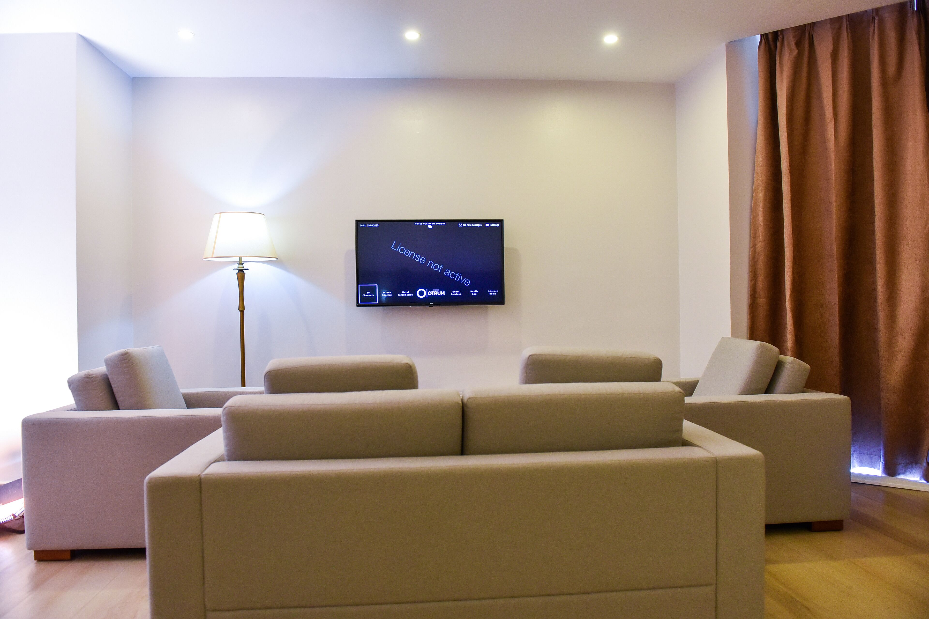 executive studio suite, 1 king bed, non smoking, golf view | hypo-allergenic bedding, minibar, in-room safe, individually furnished