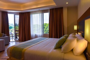 Hypo-allergenic bedding, minibar, in-room safe, individually furnished