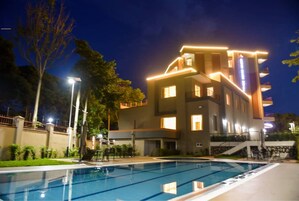 Una piscina al aire libre (de 06:00 a 18:00), sombrillas, tumbonas