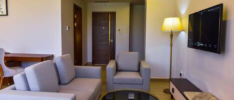 Executive Studio Suite, 1 King Bed, Non Smoking, Golf View