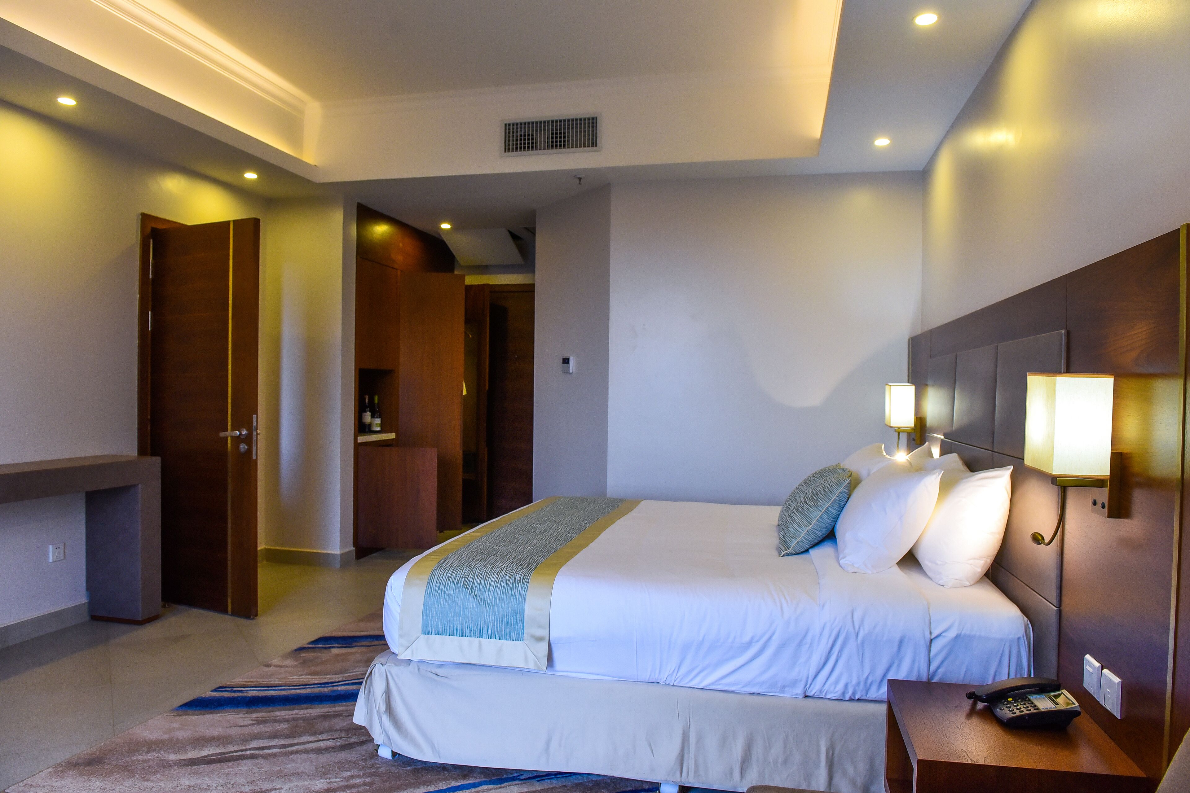 Deluxe Double Room | Hypo-allergenic bedding, minibar, in-room safe, individually furnished