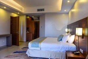 Kahden hengen deluxe-huone | Allergiatestatut vuodevaatteet, minibaari, tallelokero huoneessa