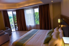 Studio Suite Eksekutif, 1 Tempat Tidur King, Bebas Asap Rokok, pemandangan lapangan golf | Seprai antialergi, minibar, dan brankas