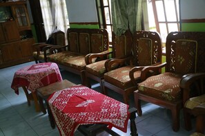 Lobby sitting area - Sri Homestay (Kokap)
