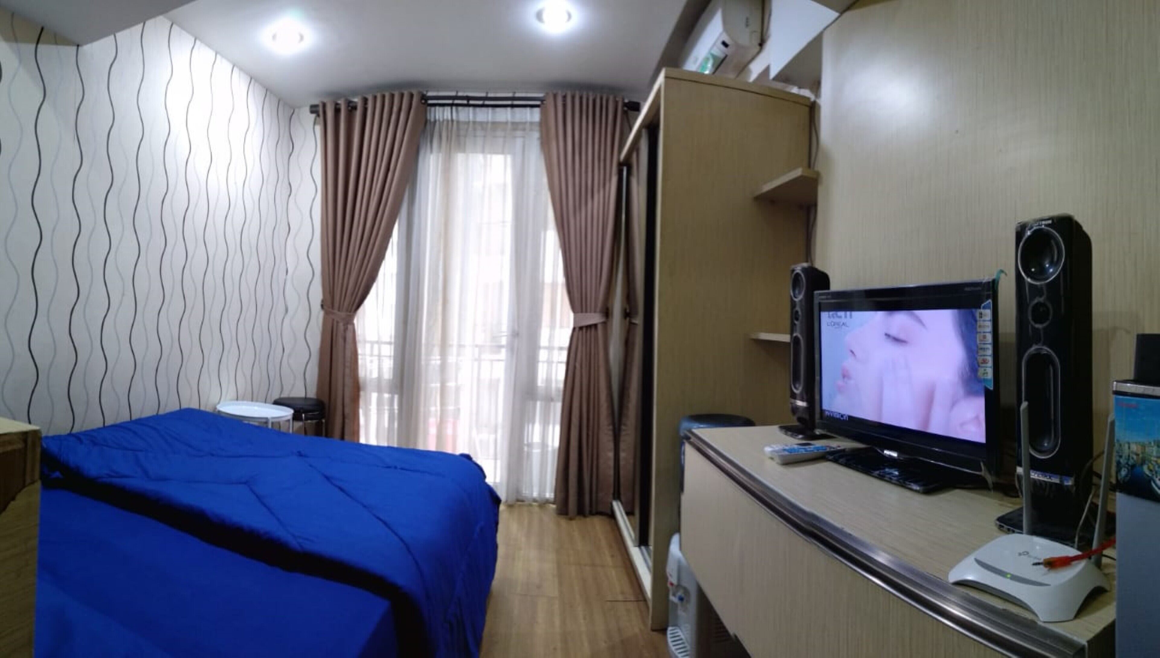 Escritorio, wifi gratis y ropa de cama 