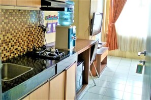 Apartment, 2 Bedrooms | Dapur kecil peribadi | Peti sejuk, pembancuh kopi/teh 