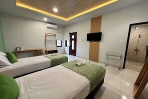 Deluxe Twin Room | Desk, WiFi (free), bed sheets - Hotel Perdana (Klaten)