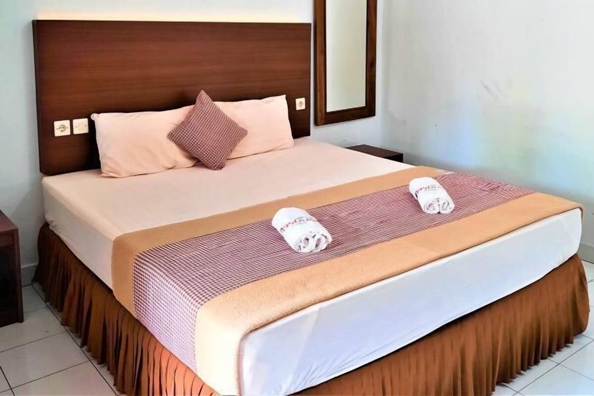 Desk, free WiFi, bed sheets