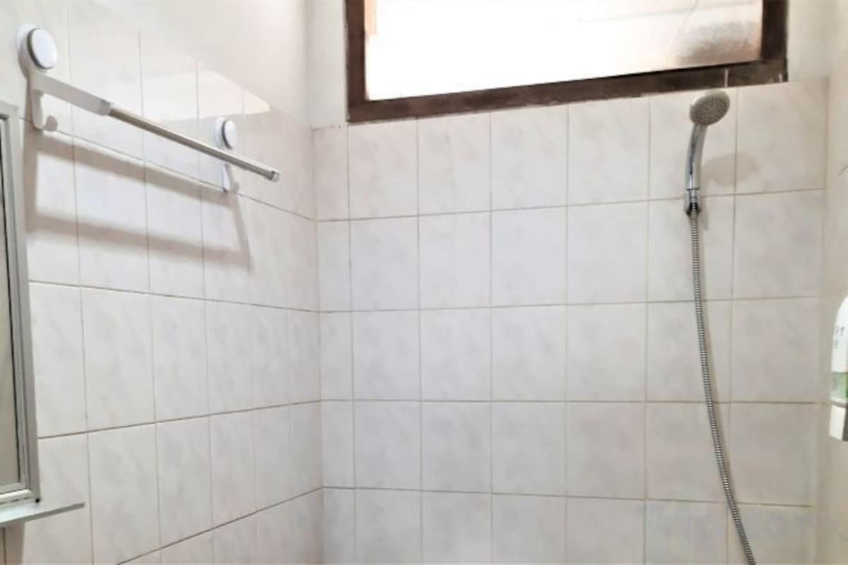 Kamar mandi | Shower, perlengkapan mandi gratis, handuk, dan sabun