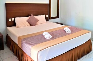 Deluxe Double Room | Desk, free WiFi, bed sheets - Hotel Perdana (Klaten)