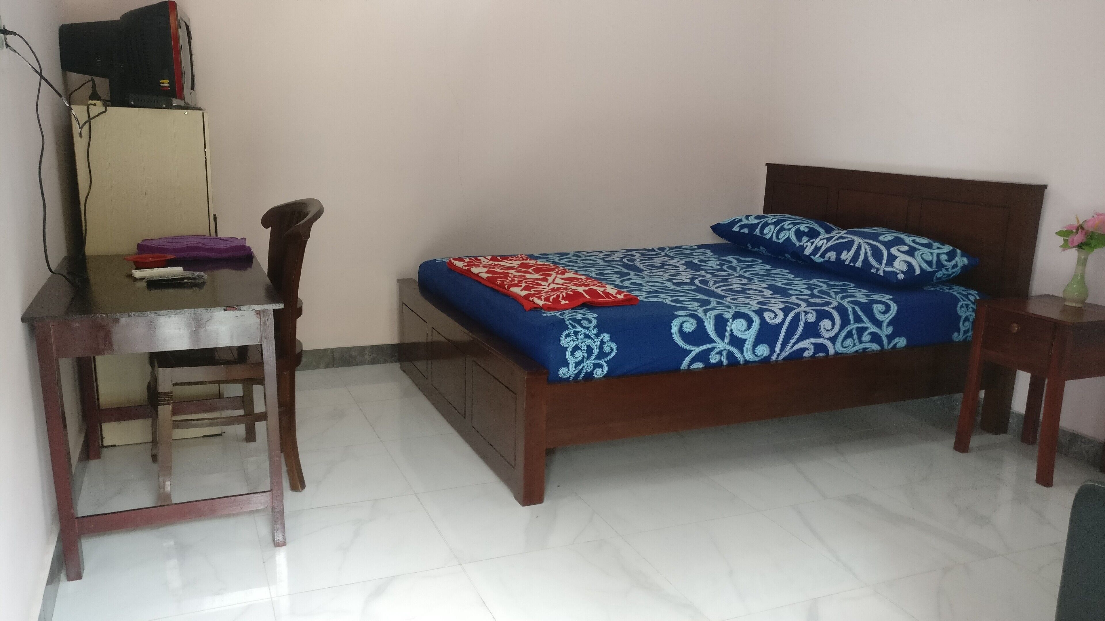 Desk, bed sheets