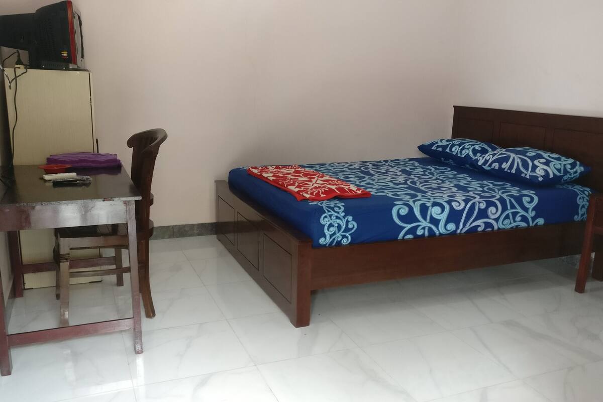 Desk, bed sheets