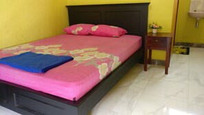 Habitación estándar | Escritorio y ropa de cama