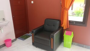 Habitación superior | Escritorio y ropa de cama