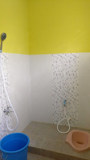 Standard Room | Bathroom | Shower, free toiletries, towels - Losmen Tut Wuri 2 (Parangtritis)