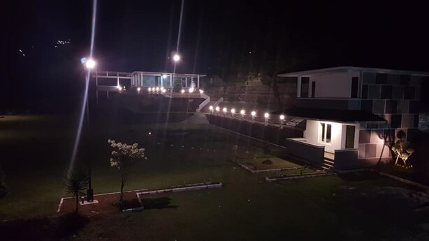 Majoituspaikan julkisivu illalla/yöllä