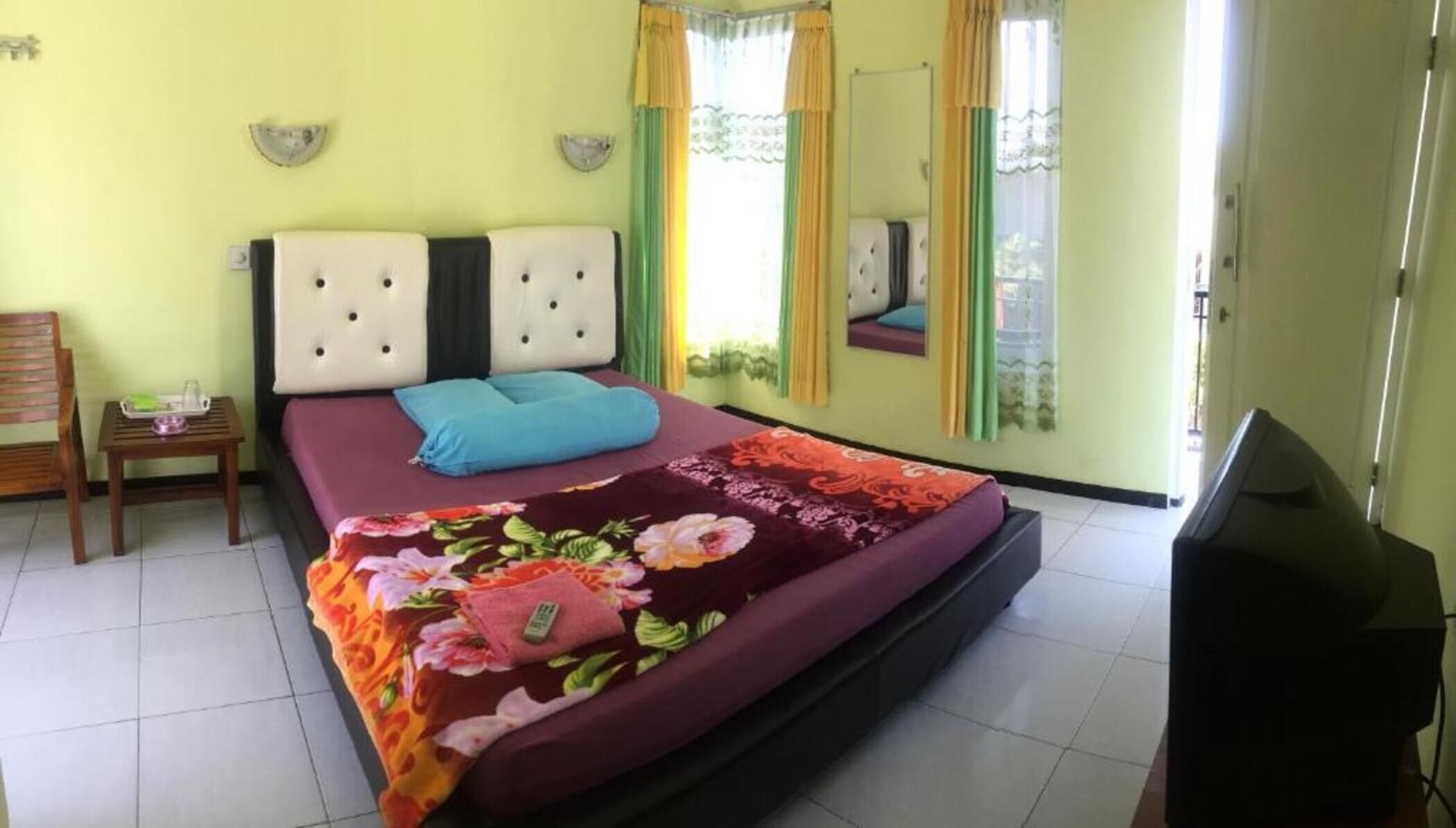 In-room safe, desk, WiFi (free)