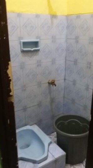 Superior Double Room with Fan | Bathroom - Penginapan Istana (Sidoarjo)