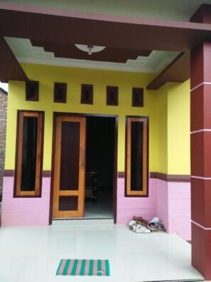 Vista frontal de la propiedad