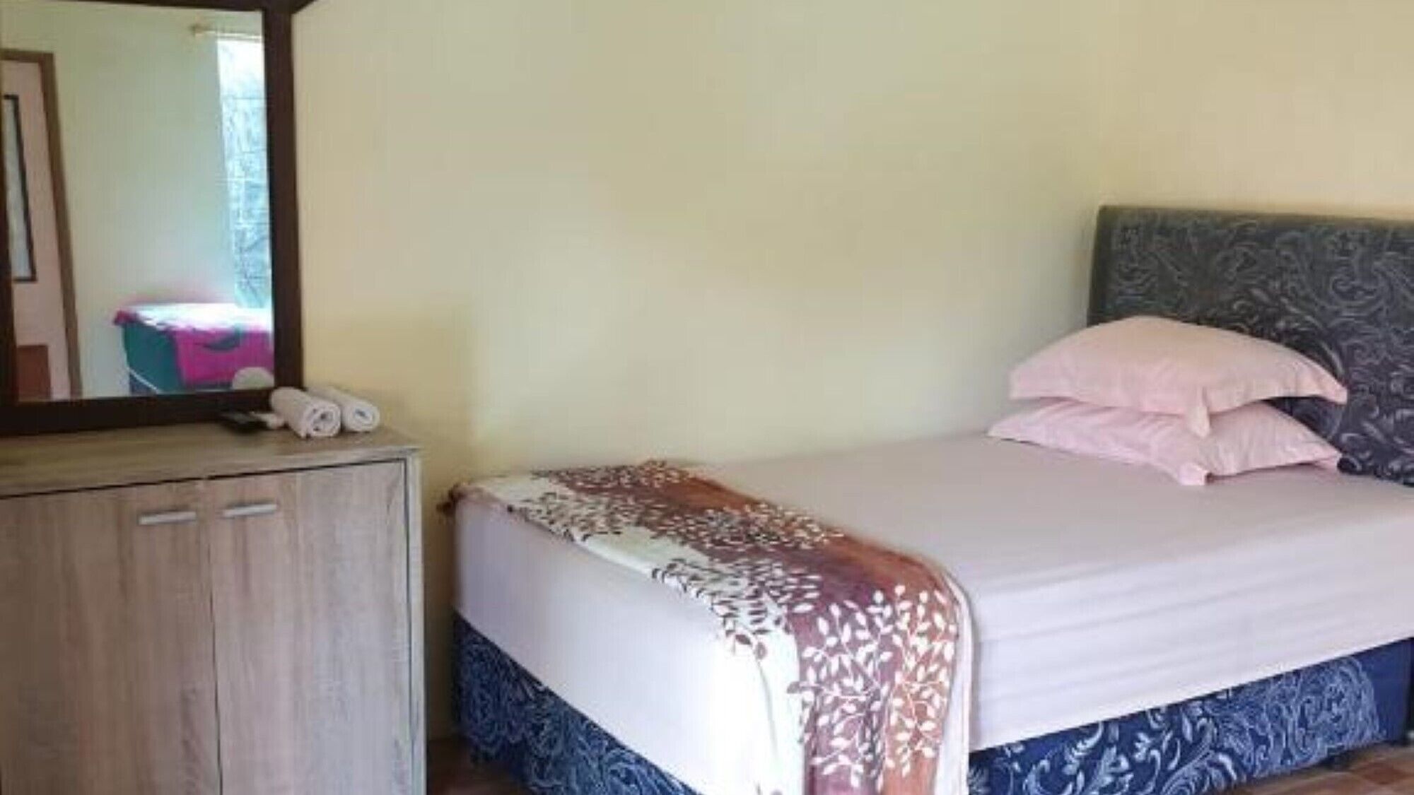 Meja kerja, Wi-Fi gratis, dan seprai linen