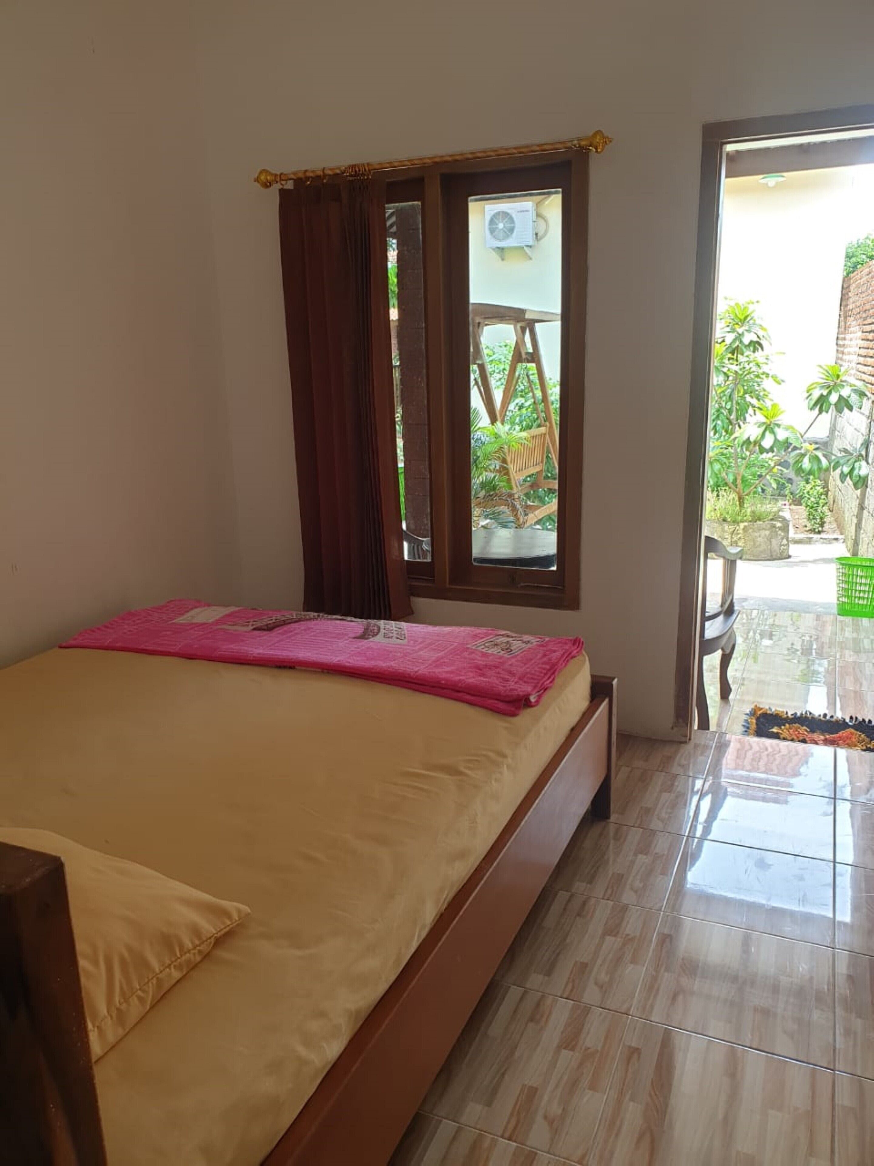 Escritorio, wifi gratis, ropa de cama