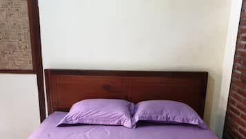 Economy kamer | Een bureau, gratis wifi, beddengoed