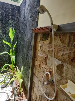 Deluxe Room | Bathroom shower - Nita's Homestay Banyuwangi (Banyuwangi)