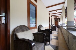 Escritorio y ropa de cama 