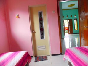 Habitación estándar | Baño | Ducha, artículos de higiene personal gratuitos y toallas