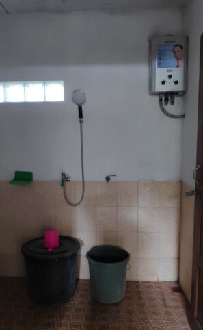 Bathtub, towels - Homestay Ngudi (Mangunan)