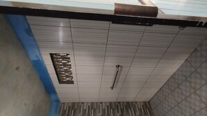 Shower - Homestay Mbak Nur (Sleman)